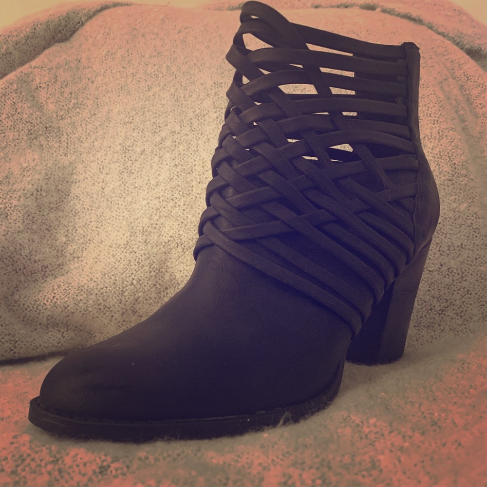 Adorable Crisscross Strapped Leather Black Booties